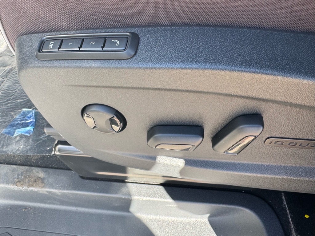 Vehicle image 33 of 47