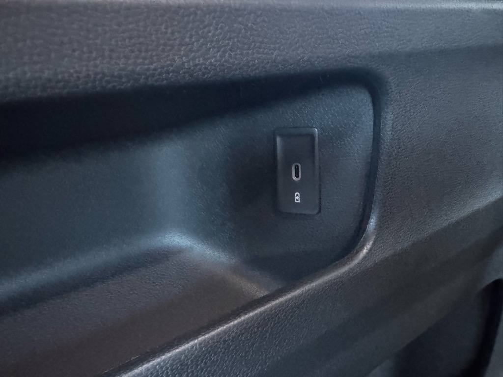 Vehicle image 27 of 47