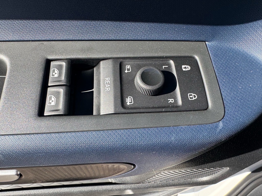 Vehicle image 32 of 47