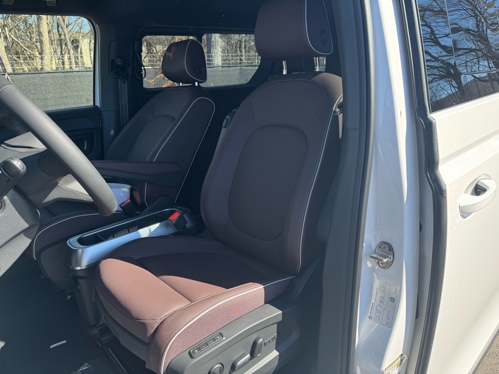 Vehicle image 31 of 47