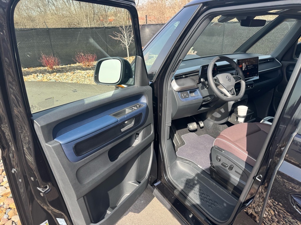 Vehicle image 28 of 48