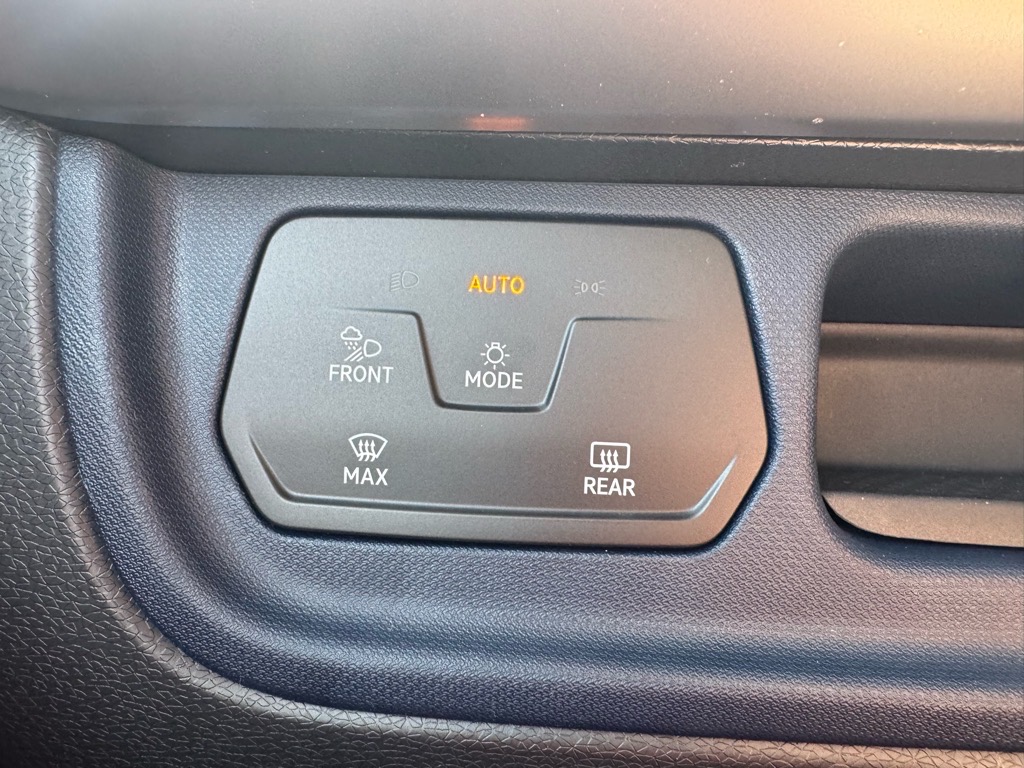 Vehicle image 33 of 48