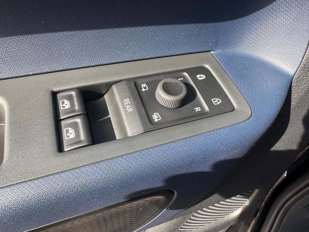 Vehicle image 30 of 48