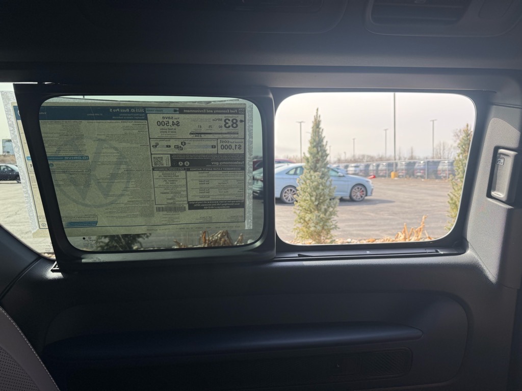Vehicle image 27 of 48