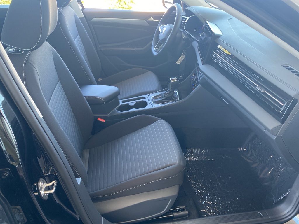 Vehicle image 13 of 31