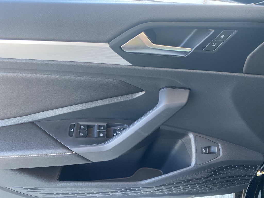Vehicle image 21 of 31