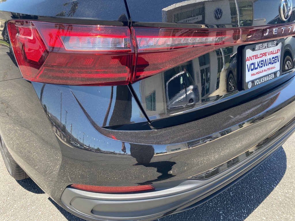 Vehicle image 27 of 31