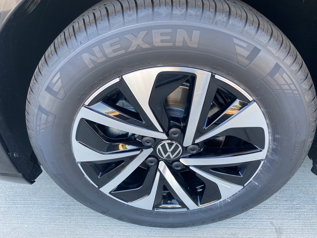 Vehicle image 8 of 31