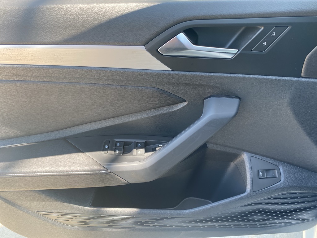Vehicle image 22 of 31