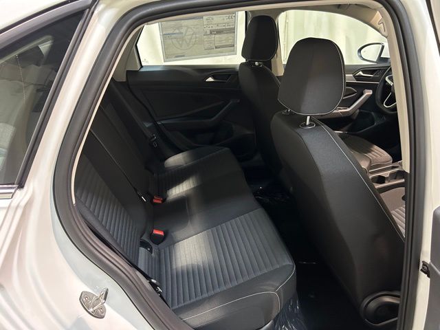 Vehicle image 32 of 40