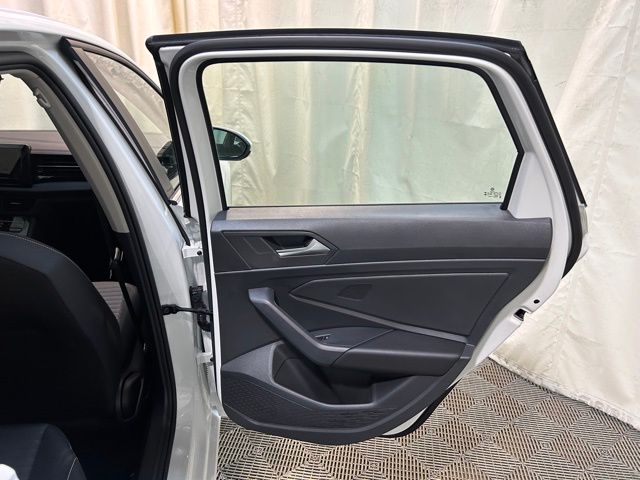 Vehicle image 31 of 40