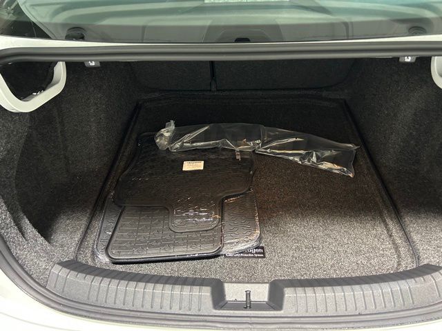Vehicle image 37 of 40