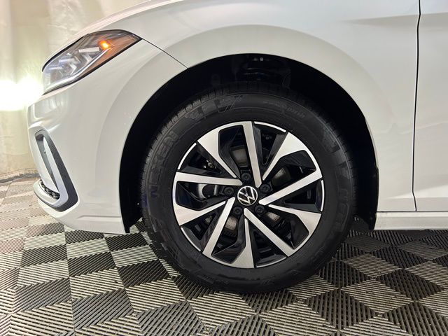 Vehicle image 10 of 40