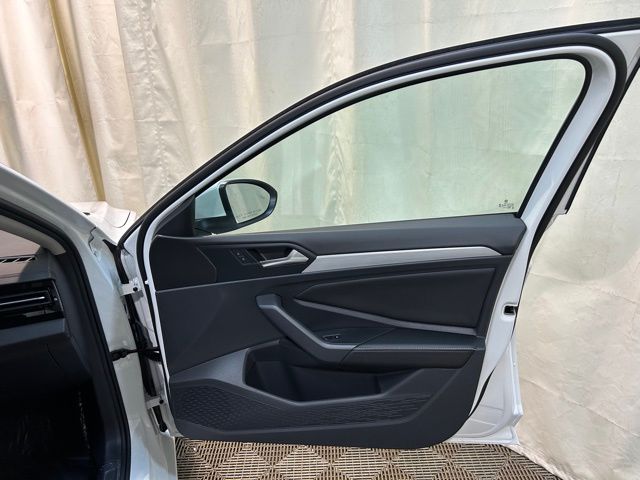 Vehicle image 34 of 40