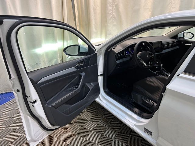 Vehicle image 11 of 40