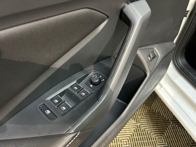 Vehicle image 13 of 40