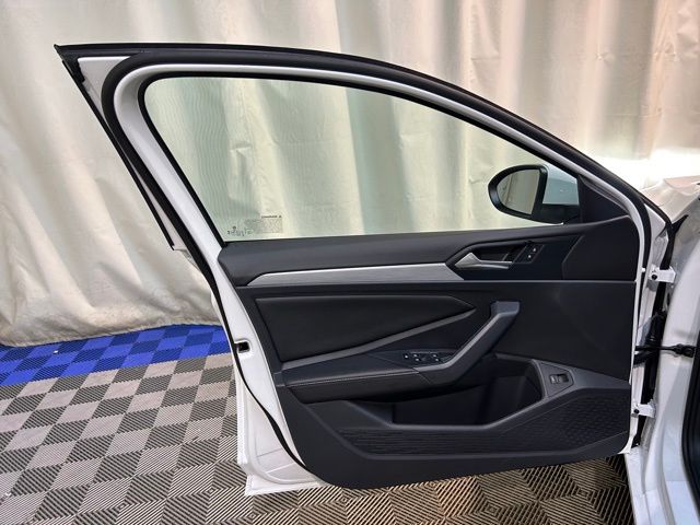 Vehicle image 12 of 40