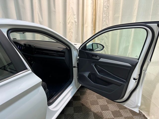 Vehicle image 33 of 40