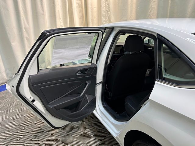Vehicle image 25 of 40