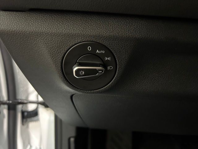 Vehicle image 18 of 40