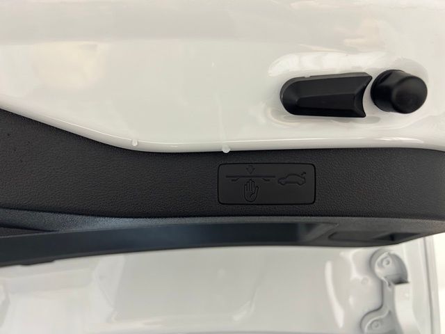 Vehicle image 38 of 40