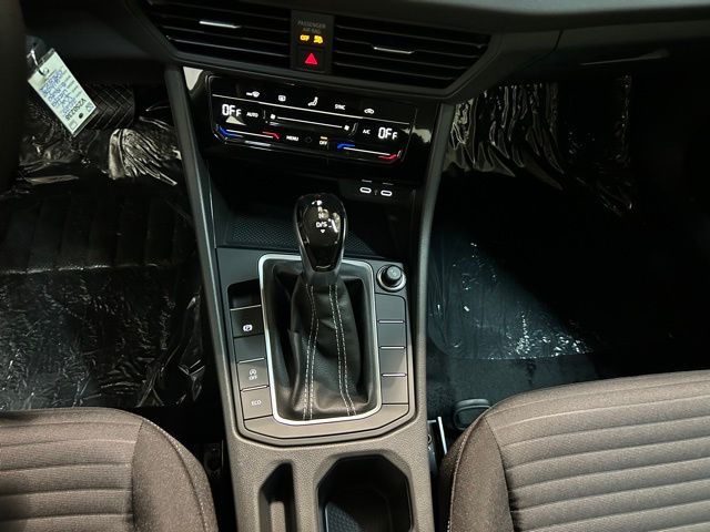 Vehicle image 22 of 40