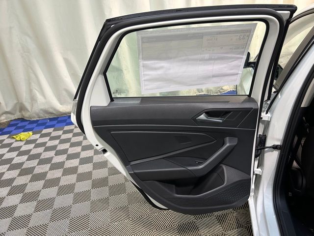 Vehicle image 26 of 40