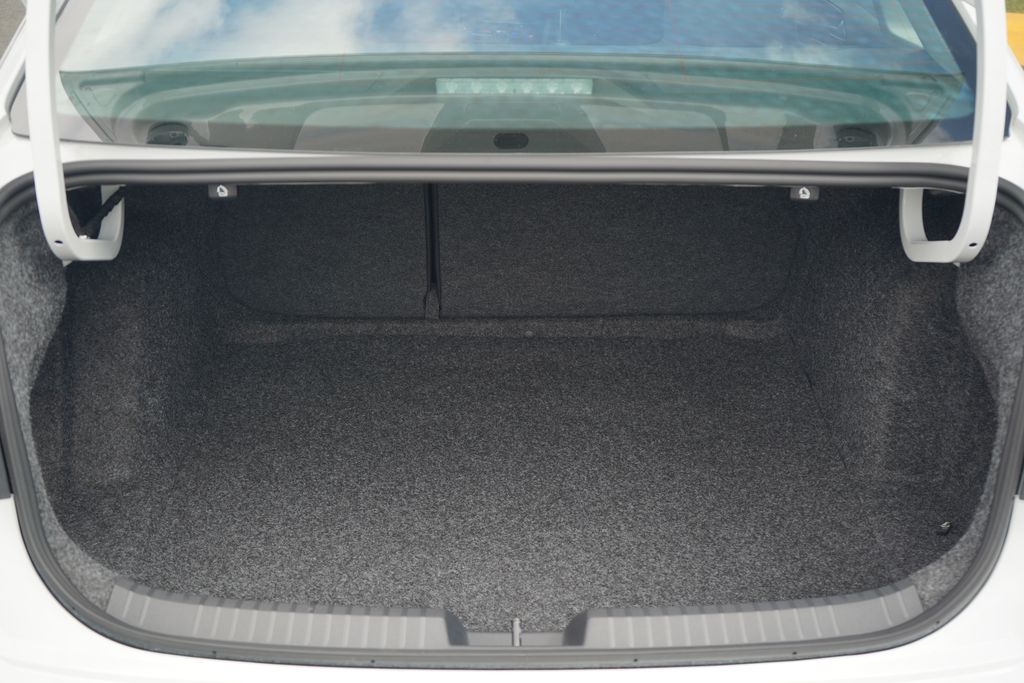 Vehicle image 7 of 12