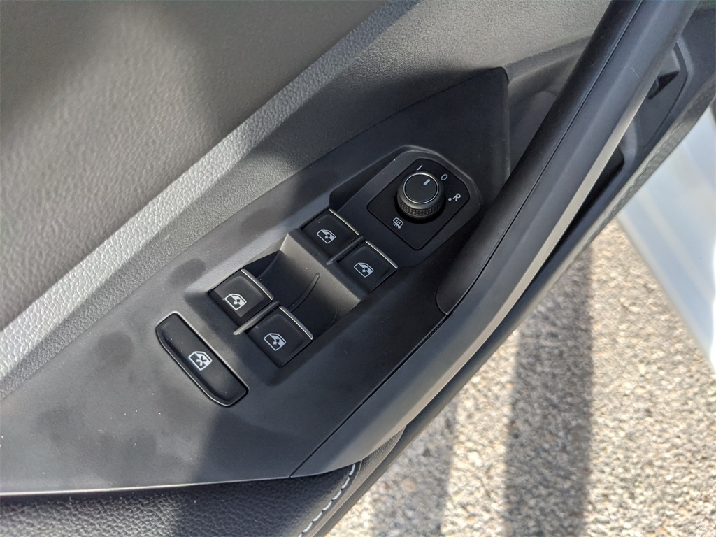 Vehicle image 21 of 25