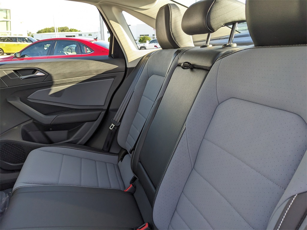 Vehicle image 11 of 27
