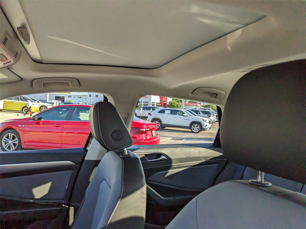 Vehicle image 22 of 27