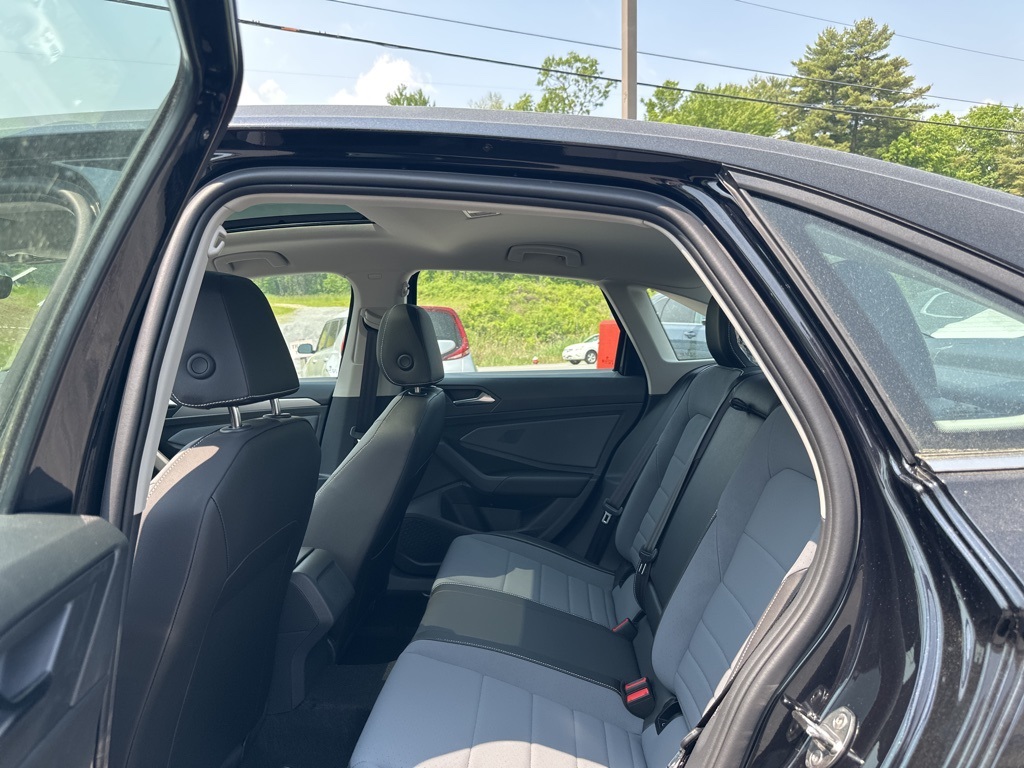 Vehicle image 17 of 17