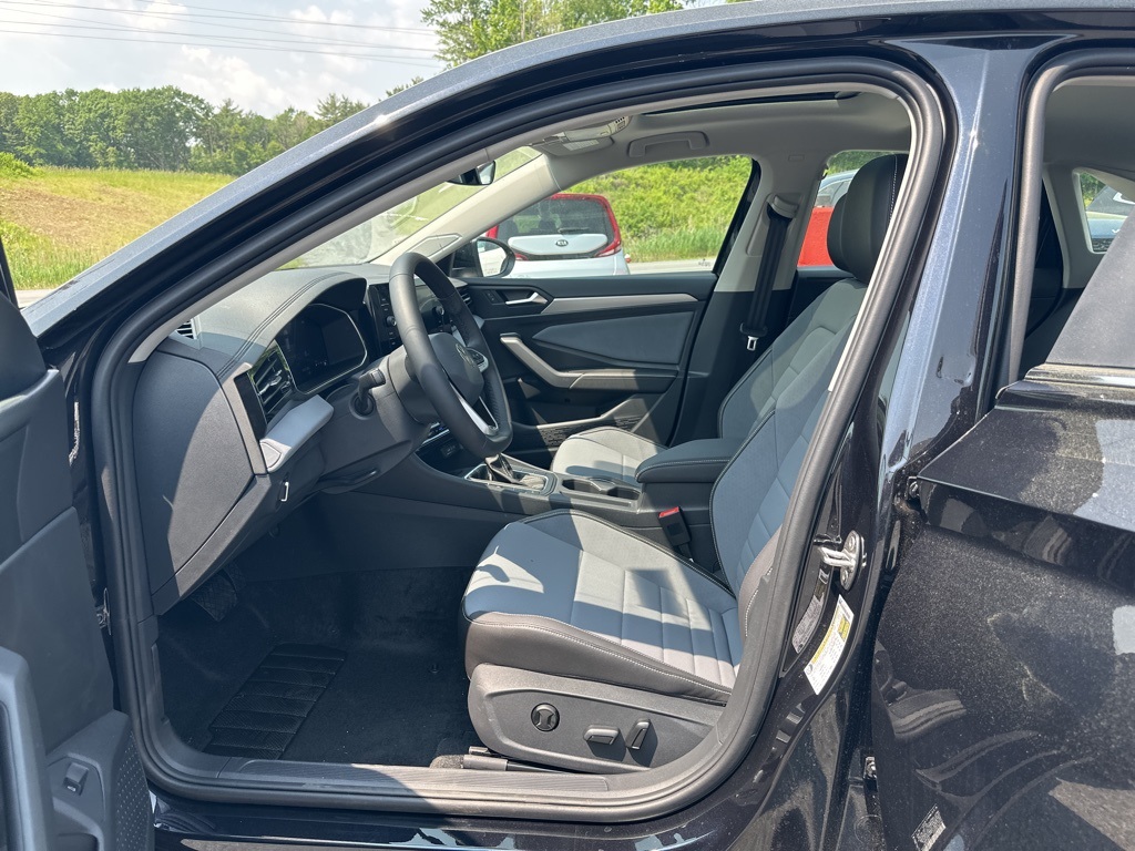 Vehicle image 16 of 17