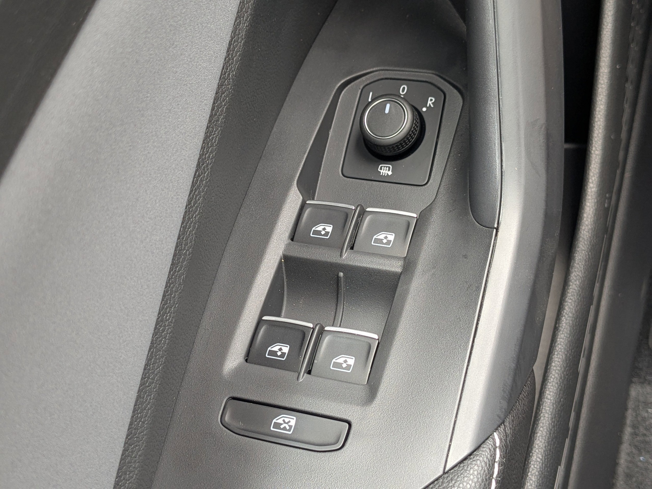 Vehicle image 25 of 34