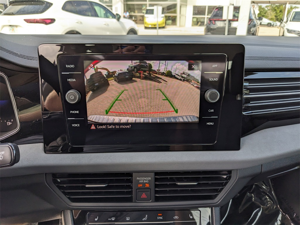 Vehicle image 21 of 29