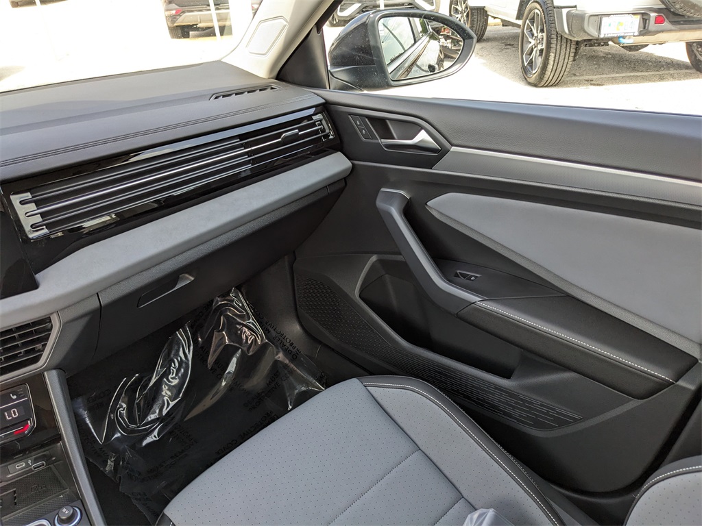 Vehicle image 15 of 29
