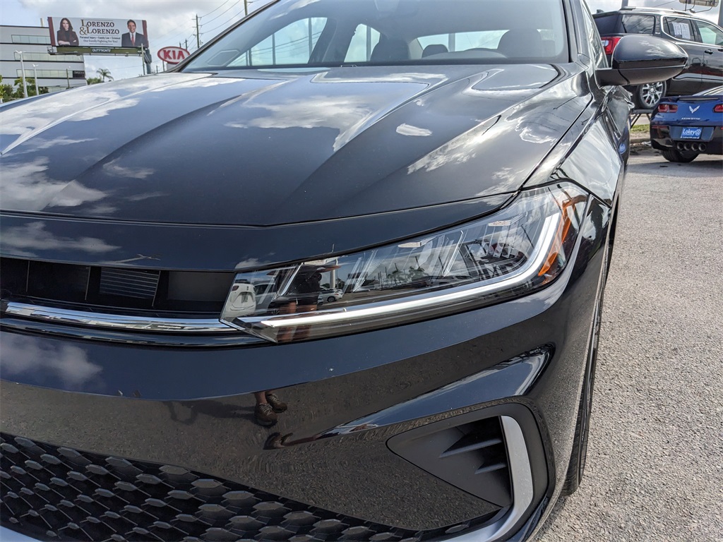 Vehicle image 10 of 29
