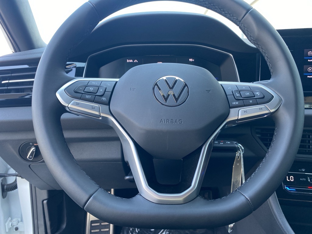 Vehicle image 17 of 31