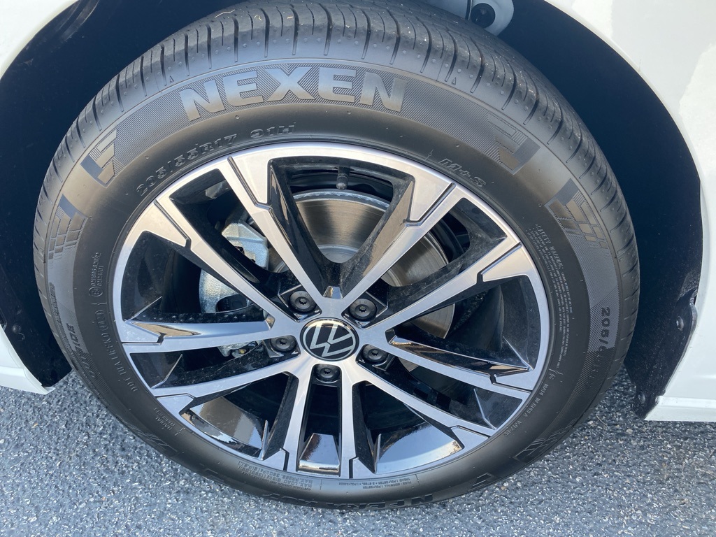 Vehicle image 10 of 31