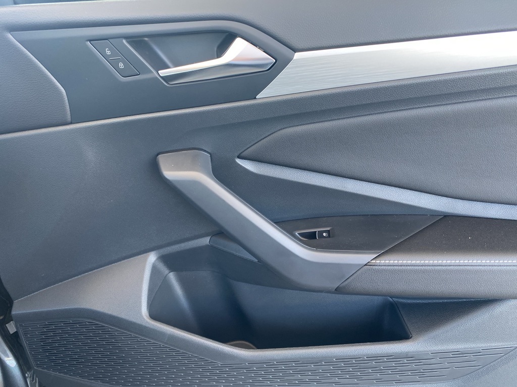Vehicle image 21 of 31