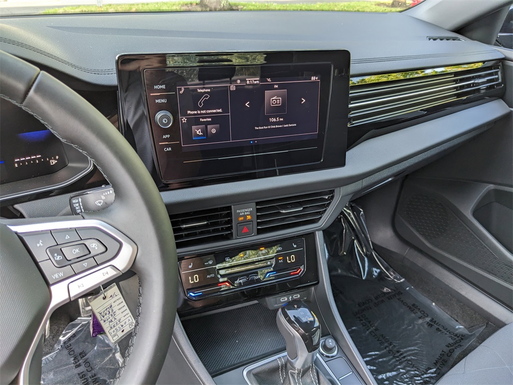 Vehicle image 21 of 28