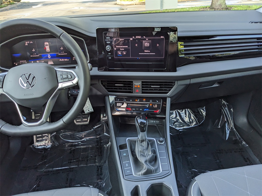 Vehicle image 11 of 28