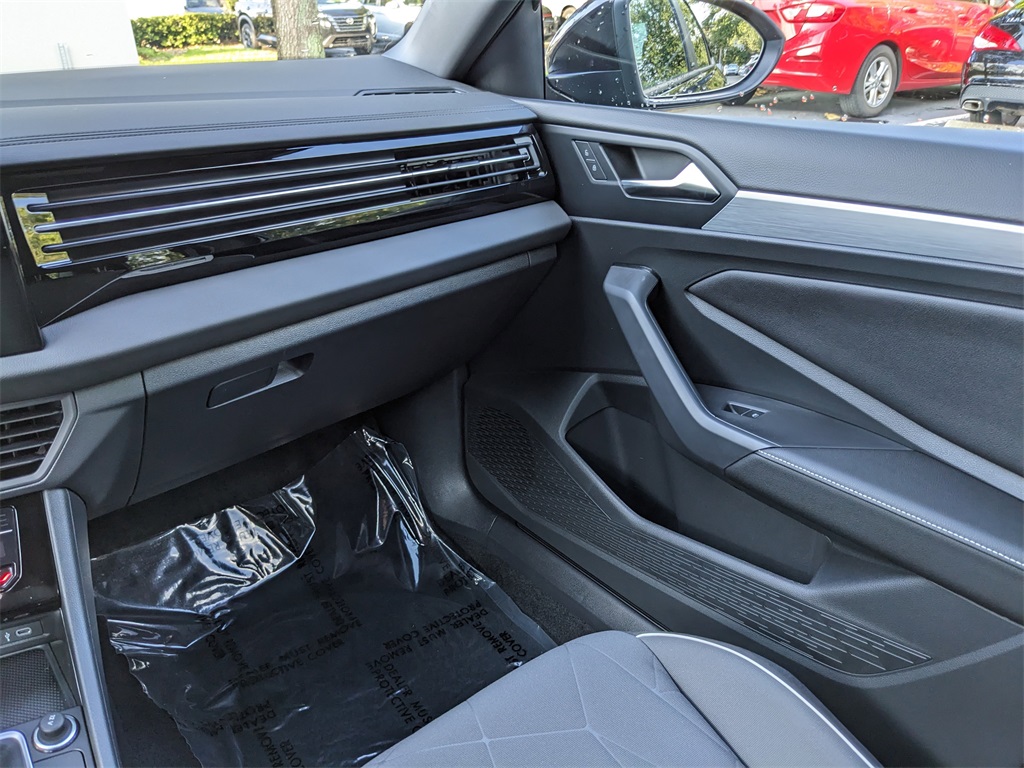 Vehicle image 14 of 28