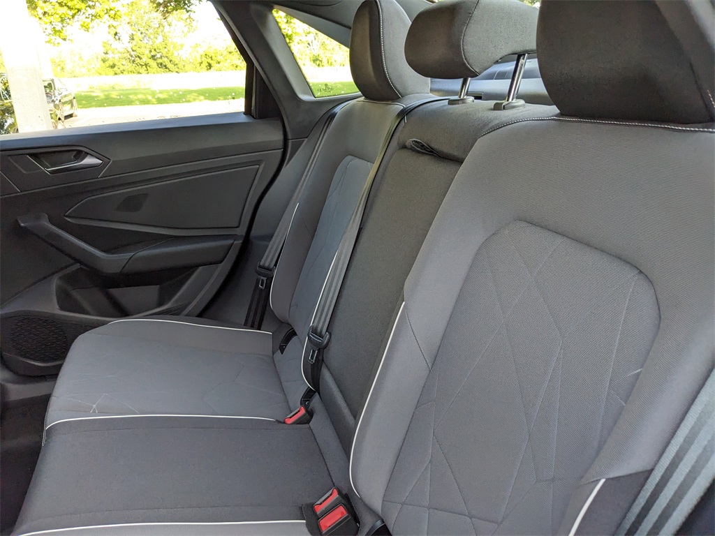 Vehicle image 10 of 28