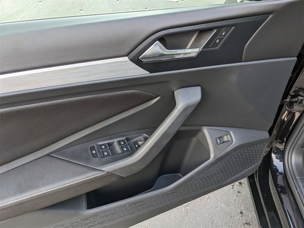 Vehicle image 19 of 28