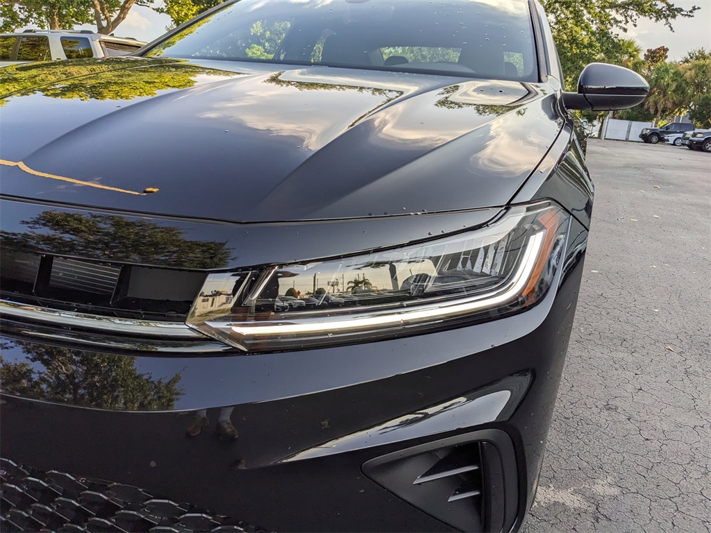 Vehicle image 24 of 28