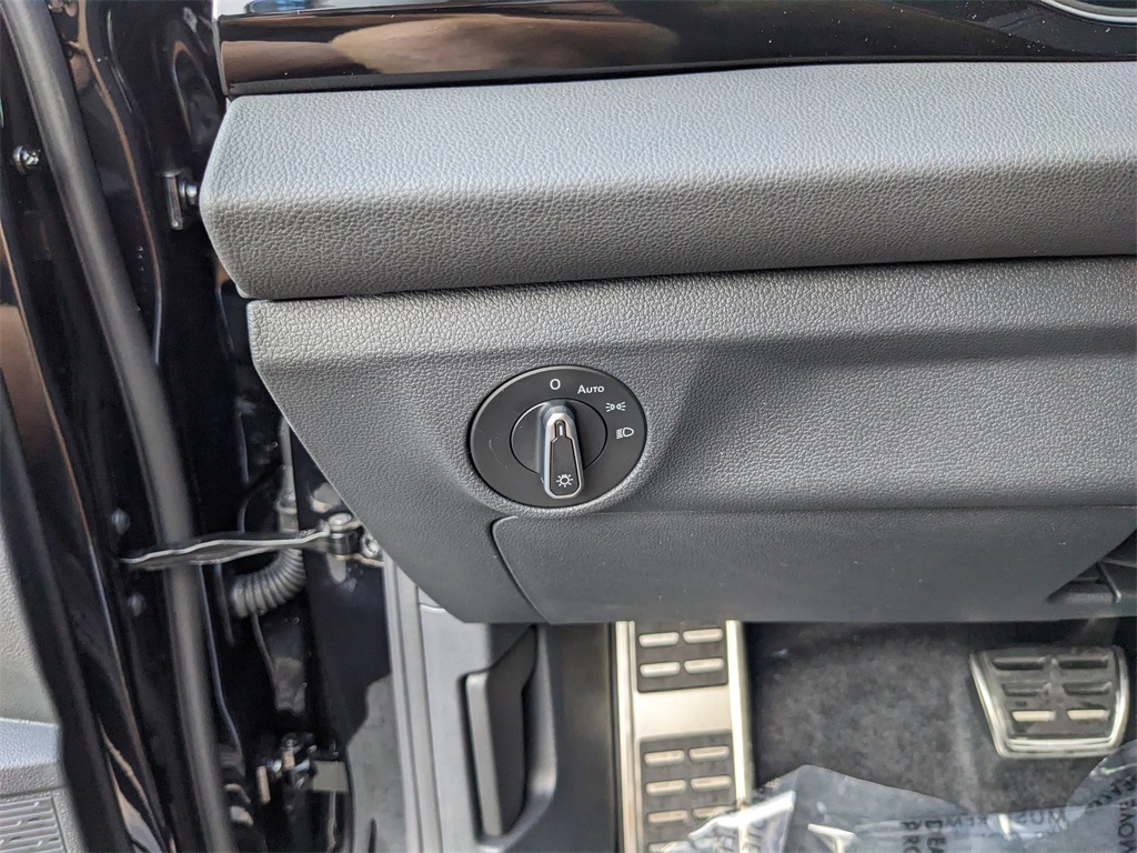Vehicle image 25 of 28