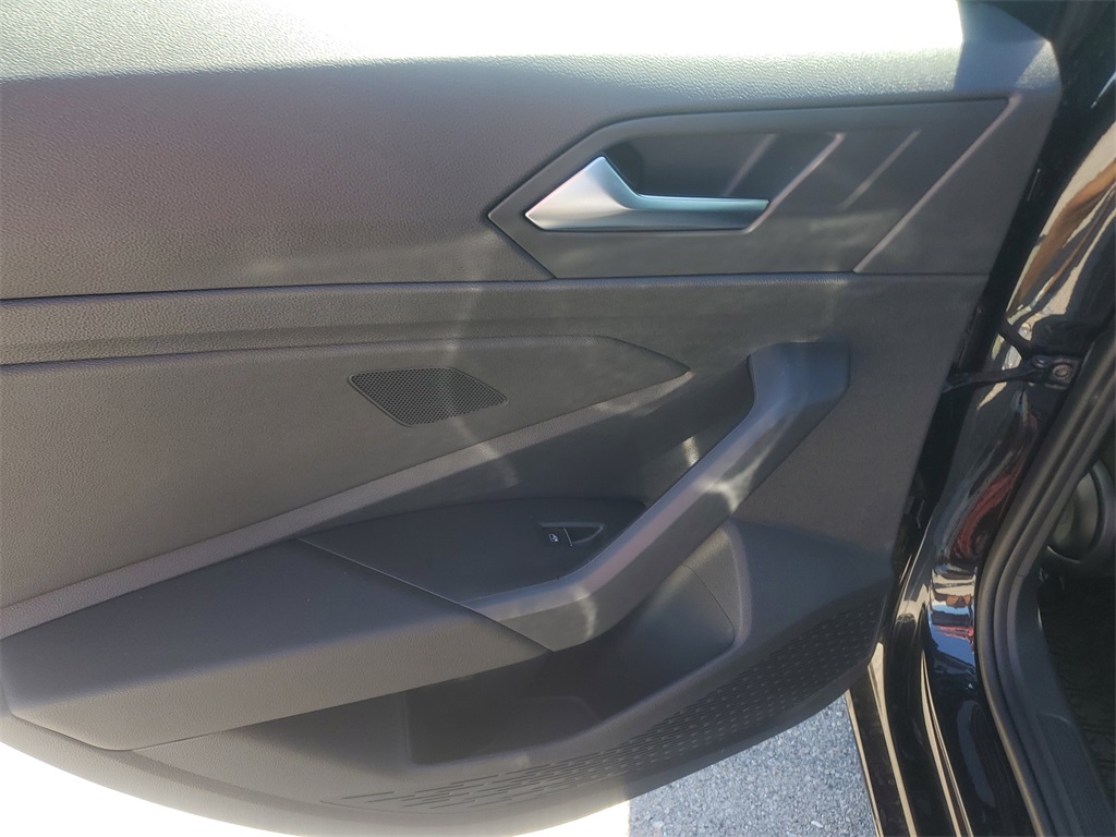 Vehicle image 18 of 31