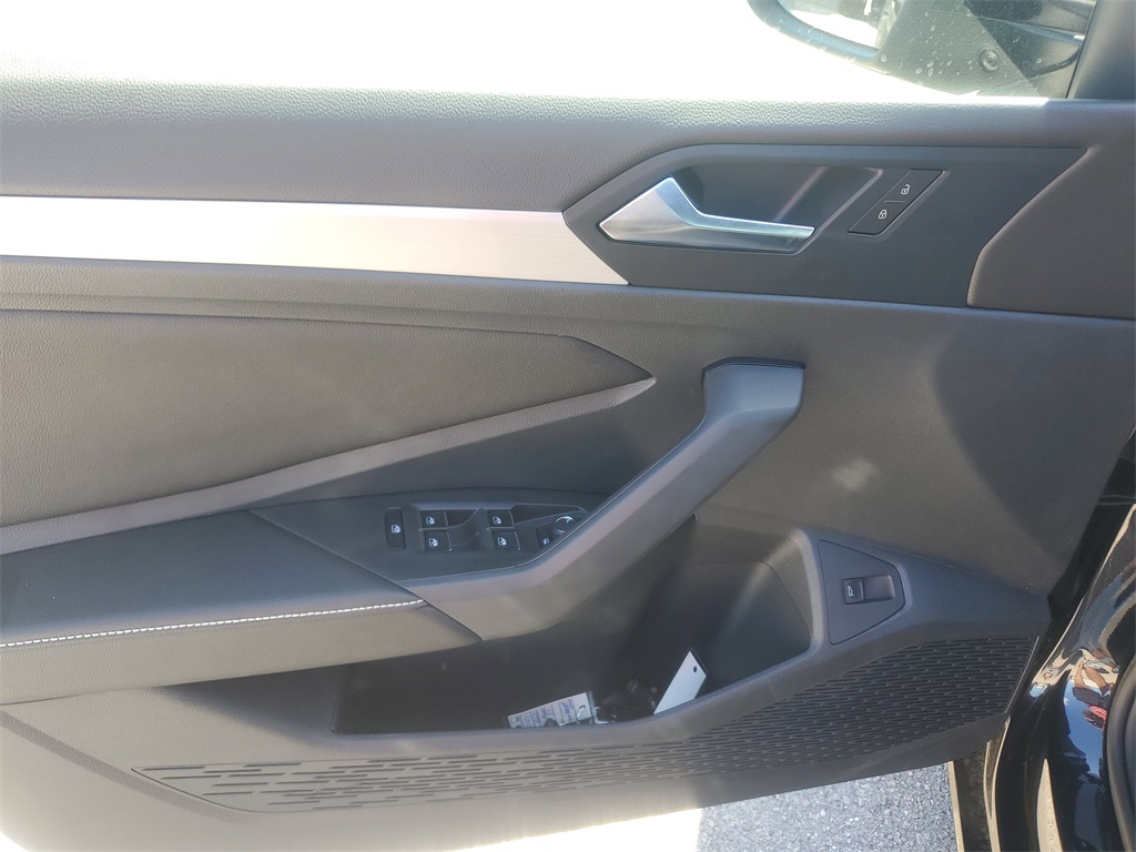 Vehicle image 24 of 31