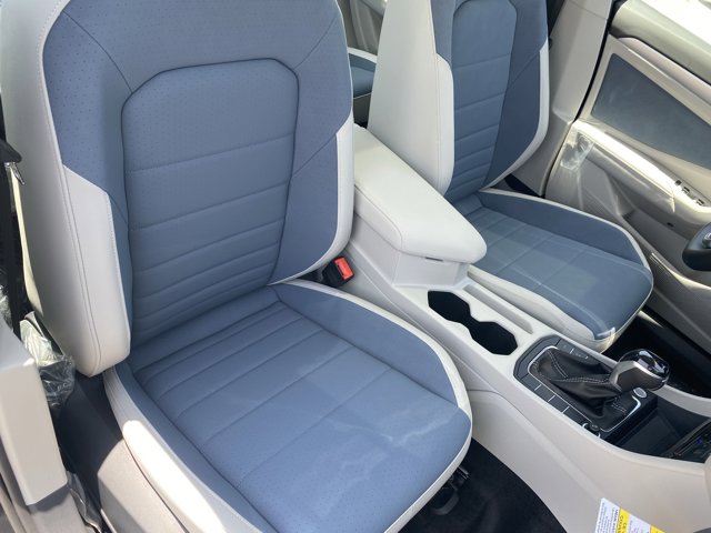 Vehicle image 7 of 18